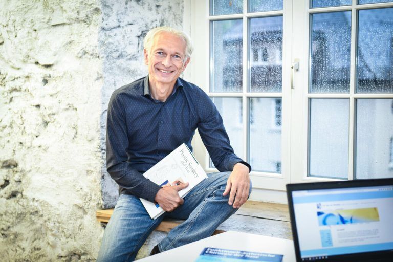 „Wahre Schönheit kann für mich nur mit einer gewissen inneren Ausstrahlung bestehen“, sagt Martin Rhomberg (55). Für den Facharzt für Plastische, Ästhetische und Rekonstruktive Chirurgie ist ein Model oder eine Miss allein noch kein Maß für absolute Schönheit. „Auch ein Plastischer Chirurg erzeugt immer nur Verbesserungen. Wenn diese Verbesserungen dann zu mehr Zufriedenheit und Freude, manchmal auch zu einem erhöhten Selbstbewusstsein führen, so strahlt der Mensch Schönheit aus“, ist Rhomberg überzeugt.