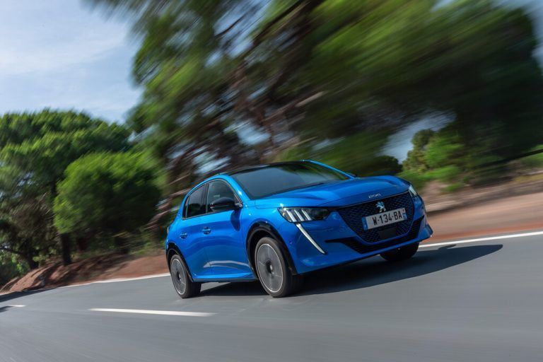 Zähne und Krallen – an den Front- respektive an den Heckleuchteneinheiten – zeigt der Peugeot 208 in allen Versionen. Ebenso in der Elektro-Variante.