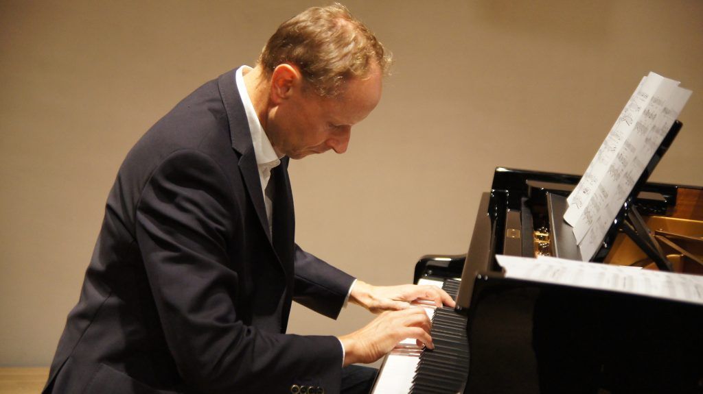 Anselm Hartmann: Morgens um sechs am Klavier