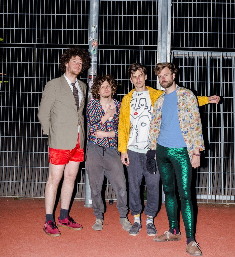 Die Band Rosi Spezial gibt mit ihrer neuen Single „Rasamäher“ Denkanstöße.