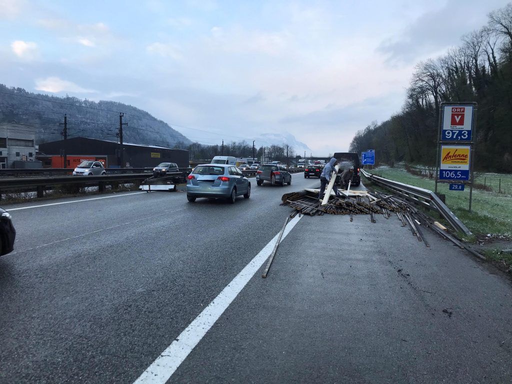 Anhänger kippte auf Autobahn um
