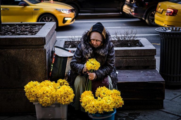 Auf einer belebten Straße in der russischen Hauptstadt Moskau bietet eine Frau Blumen zum Verkauf an. AFP