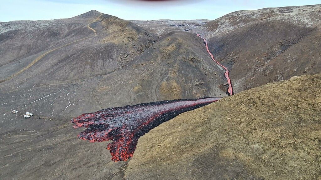 Neues Naturspektakel durch Erdrisse in Vulkangebiet