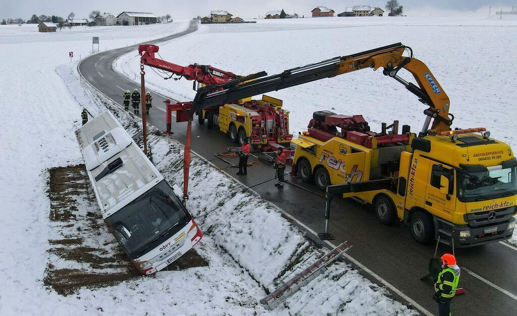 Sieben Kinder bei Busunfall verletzt