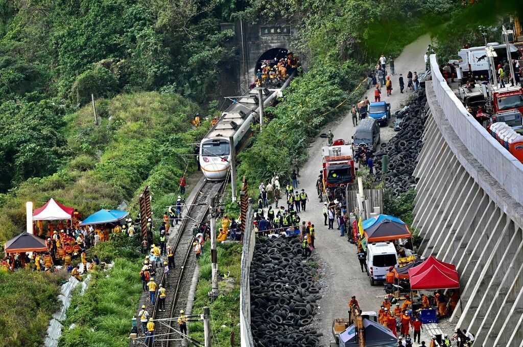 Lastwagen soll in Taiwan schweres Zugunglück ausgelöst haben