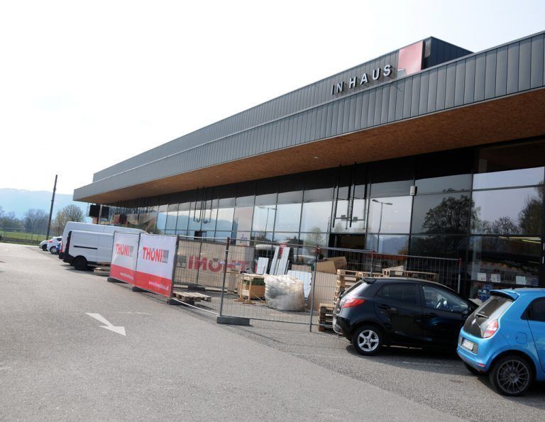 <p class="caption">Der geplante Neubau am Grafenweg soll ähnlich der ersten Halle errichtet werden. In frei gewordene Geschäftsflächen im Grafencenter Hard sollen weitere Unternehmen einziehen.</p>