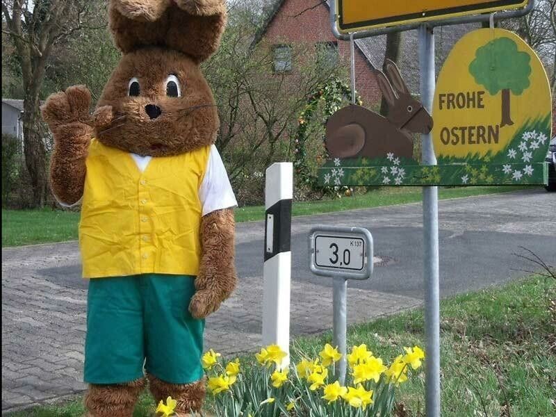 Osterhase wird mit Briefen überflutet