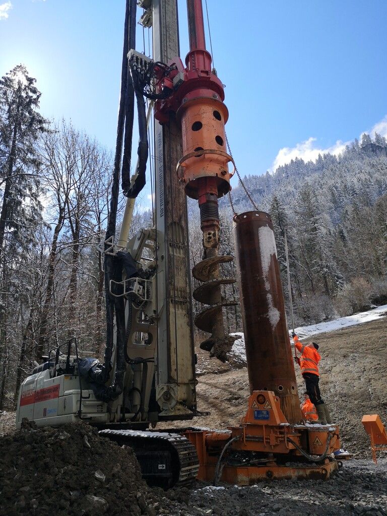 Die Bohrung am neuen Brunnen läuft auf Hochtouren.