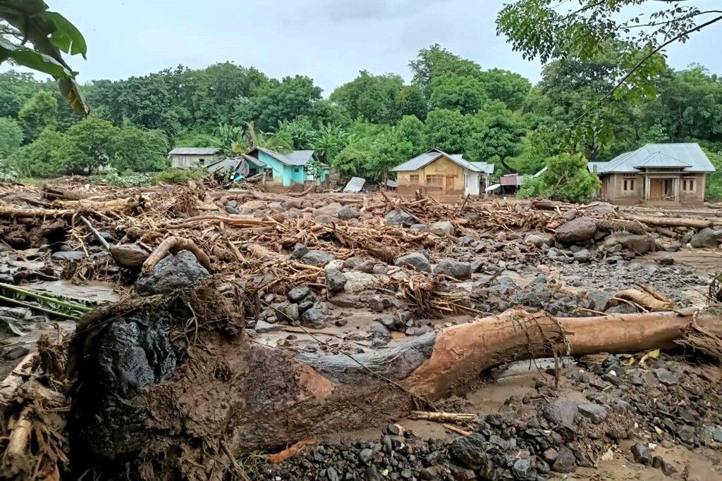 Schlammlawinen in Indonesien fordern mehr als 90 Tote
