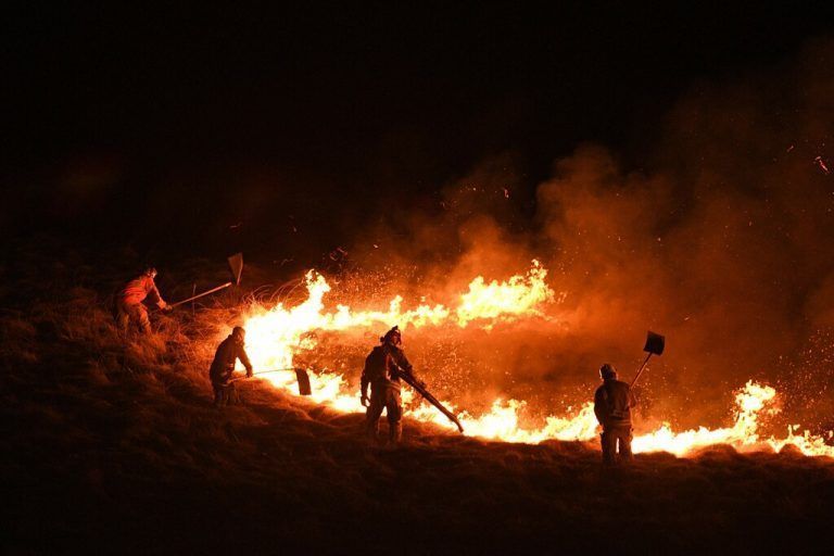 Feuerwehrleute bekämpfen einen Großbrand im Marsden Moor nahe Huddersfield in England. AFP