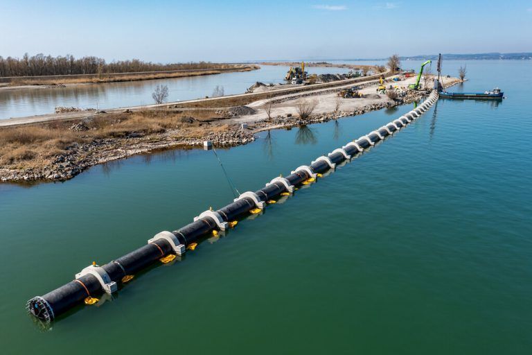 Bei der ARA wurde im Zuge eines Hochwasserschutzprojekts ein 900 Meter langer Notüberlauf in den See verlegt, um das Kanalsystem im Ernstfall zu entlasten. <span class="copyright">Stiplovsek</span>