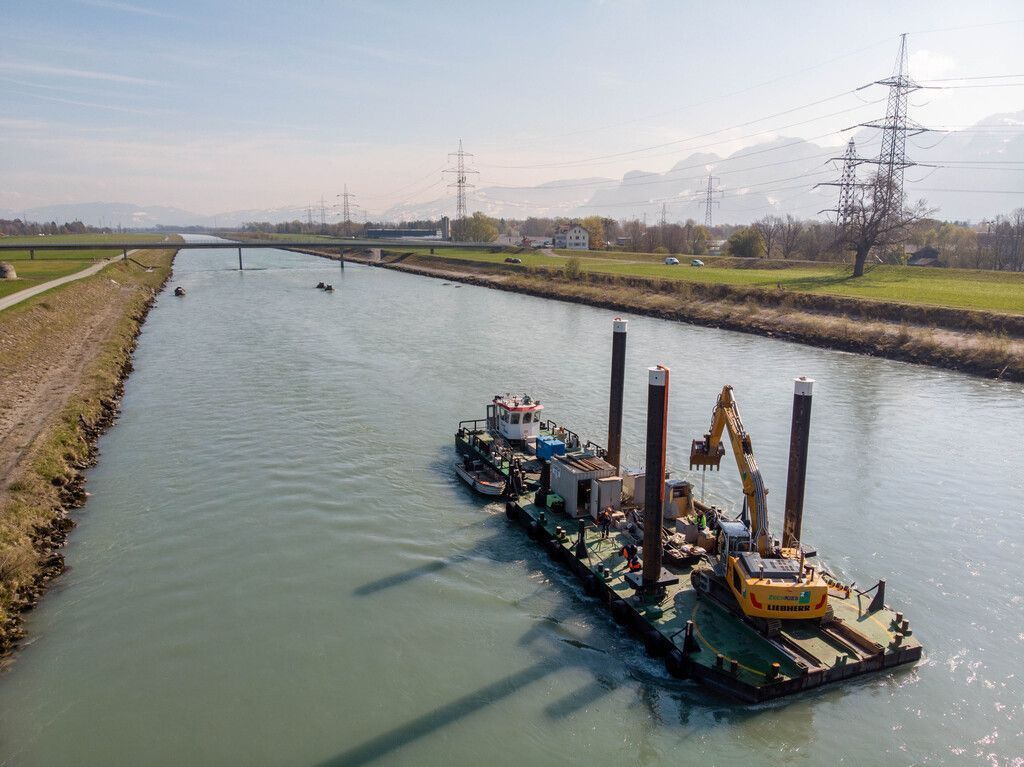 Eine schwimmende Plattform mit Bagger ist für Rhesi im Einsatz. »A6
