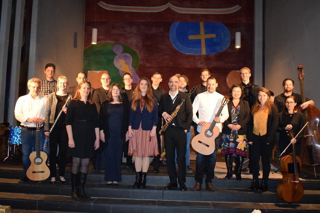 Musiklehrer spielen auf