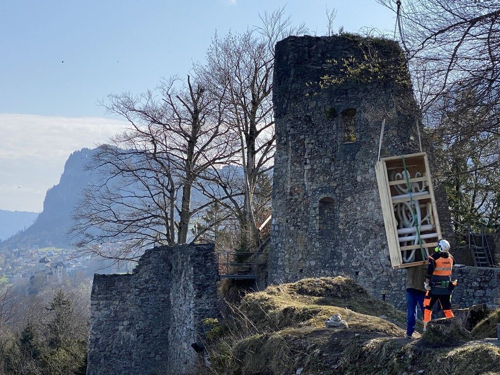 Skulptur von Mario Dalpra bei der Ruine Alt-Ems gelandet. »D8