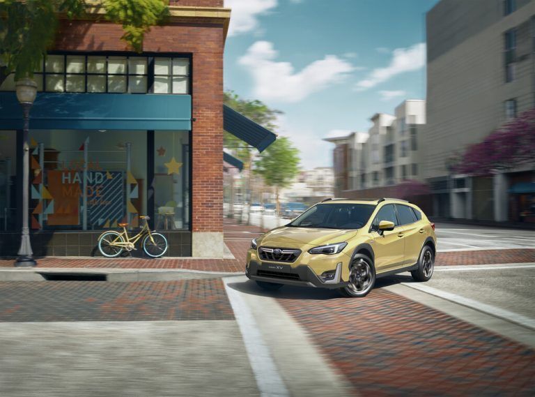 Frisch face- und technikgelifteter Subaru XV: An der Front wurde er ein wenig mehr geschmückt, im Interieur mit weiter verfeinerten Materialien bestückt.