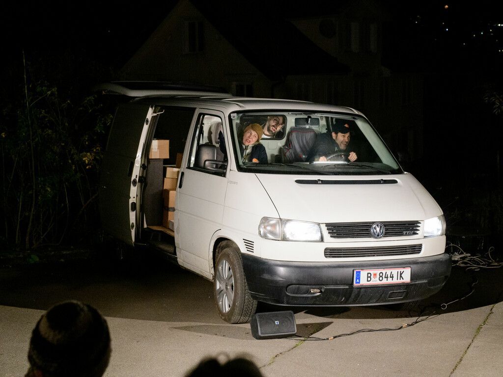 Paketboten packen aus