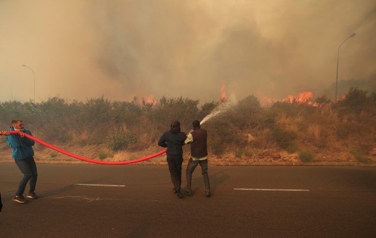 Hunderte Feuerwehrleute kämpfen gegen die Flammen, einige von ihnen wurden während des Einsatzes verletzt. reuters
