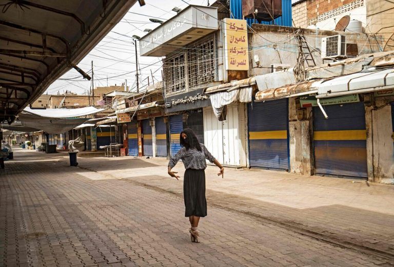 Komplett alleine tanzt diese Ballerina während des Lockdowns auf einer Marktstraße in der nordostsyrischen Ortschaft Qamishli. AFP