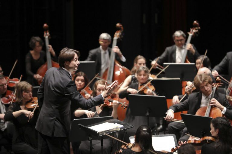 Leo McFall, Chefdirigent des Symphonieorchesters Vorarlberg, leitet die Sonderkonzerte vor jeweils erlaubten 100 Besuchern in Götzis. SOV/MATHIS