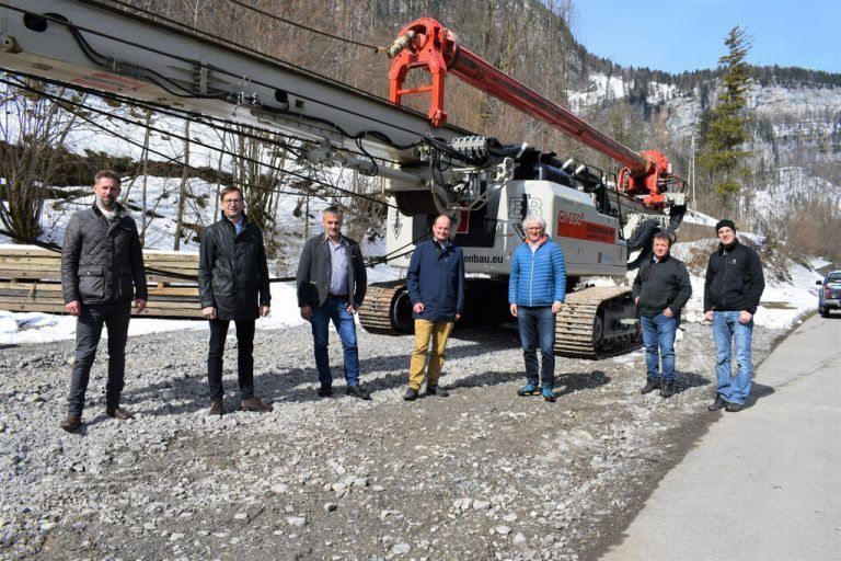 Lokalaugenschein der beteiligten Bürgermeister Thomas Konrad, Hubert Graf, Martin Bereuter, Egmont Schwärzler, Paul Sutterlüty und Seftone Schmid sowie Matthias Nester (Wasserwirtschaft).<span class="copyright">me/2</span>