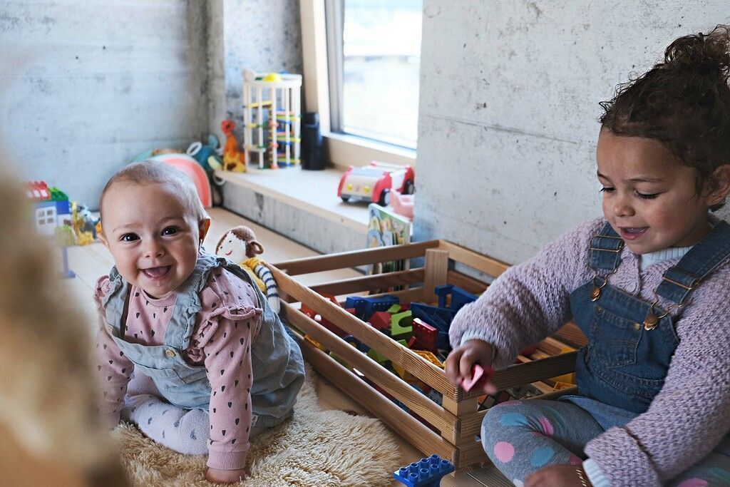 <p class="caption">Kleine Kinder sind einer möglichen Coronainfektion gänzlich schutzlos ausgeliefert. Hier ist die Verantwortung der Erwachsenen gefordert.<span class="media-container dcx_media_rtab" data-dcx_media_config="{}" data-dcx_media_type="rtab"> </span><span class="marker">meznarmedia/leidinger</span></p>