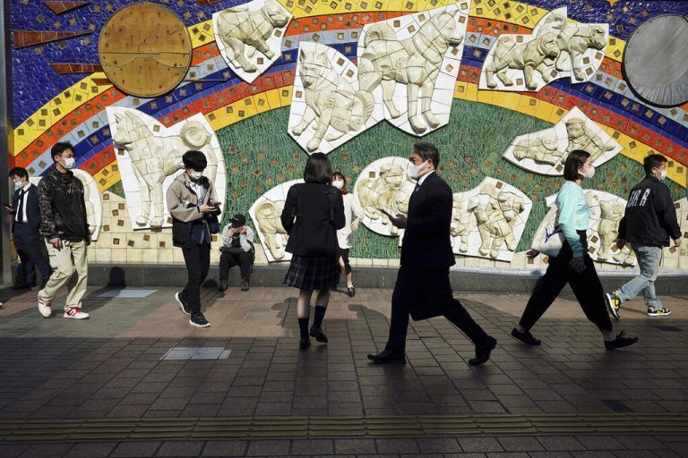 Mit Gesichtsmasken laufen Passanten durch den berühmten Stadtteil Shibuya in der japanischen Hauptstadt Tokio. AP