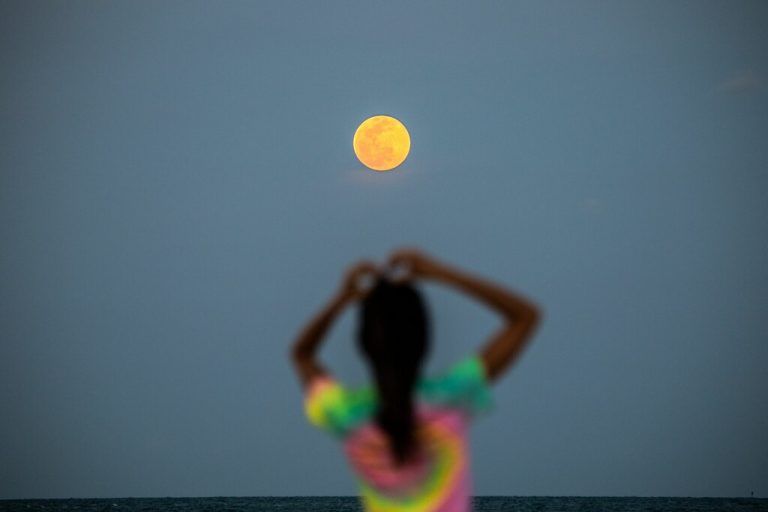 Naturschauspiel am Nachthimmel: Eine Frau betrachtet den sogenannten Supermond in Miami Beach im US-Bundesstaat Florida. AFP