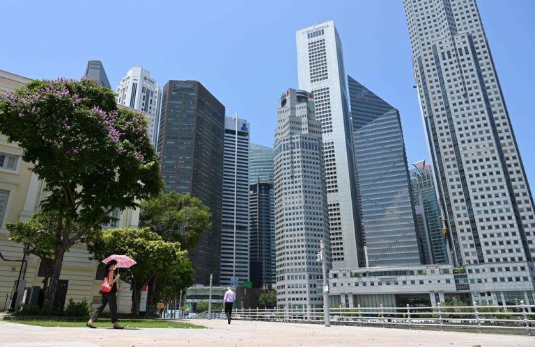Passanten spazieren entlang der Promenade in Raffles Place, dem Zentrum des Finanzviertels von Singapur. reuters