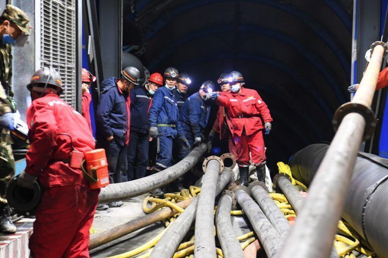 Rettungskräfte versuchen, das Wasser aus den Schächten zu pumpen. RTS
