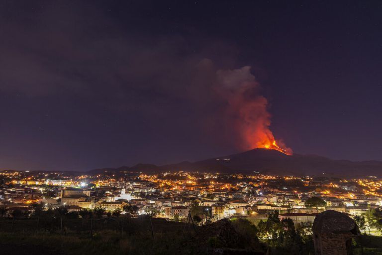 Seit Februar spuckt der Ätna Rauch, Asche und Lava. AP