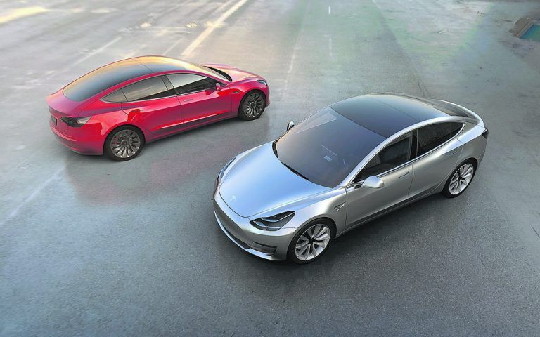 Tesla  bleibt größter E-Autohersteller der Welt. Mit 500.000 gebauten Batterie-Fahrzeugen ließen die Amerikaner nach Daten der Beratungsagentur Inovev 2020 die Konkurrenz hinter sich. Auf Rang zwei und drei landeten mit jeweils gut 200.000 Fahrzeugen der Volkswagen- und der General-Motors-Konzern. Die weltweite Zahl der Elektroauto-Neuzulassungen lag 2020 bei rund 2,14 Millionen Einheiten.