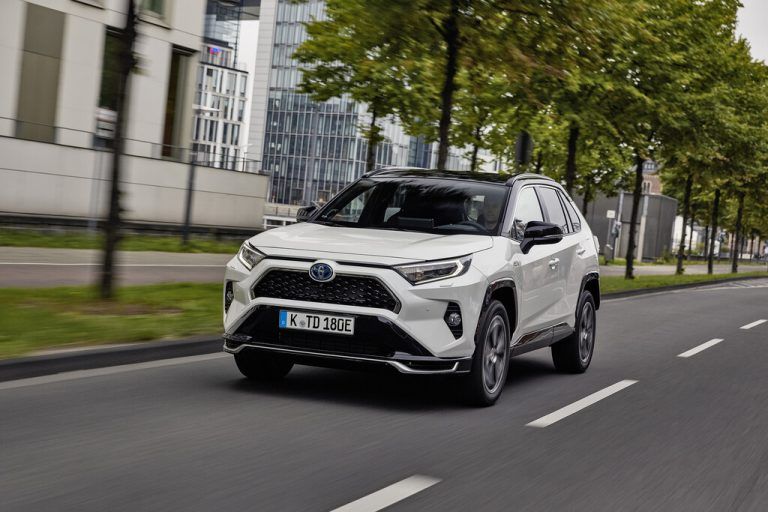 Toyota RAV4: Als Vollhybrid mit 178 PS kostet er ab 36.990 Euro. Im Sommer folgt der Plug-in-Hybrid mit 306 PS. Der Preis steht noch nicht fest.