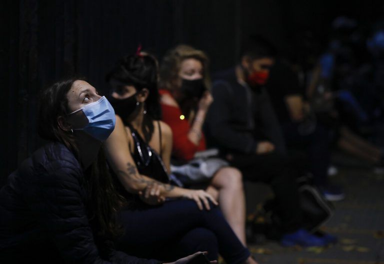 Vor einem Krankenhaus in Buenos Aires, Argentinien, warten Menschen, die sich auf das Coronavirus testen lassen wollen. AP