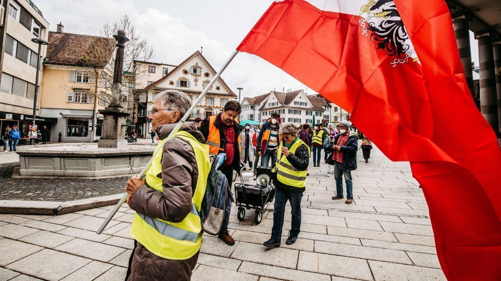 Demonstrierende trafen sich zu &#8220;Corona-Spaziergang&#8221;