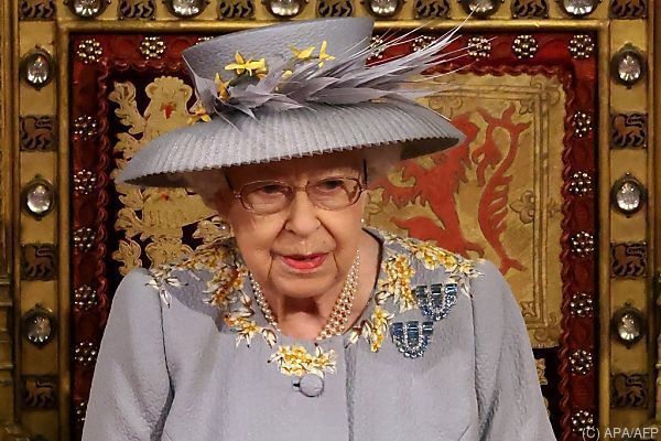 Ohne Krone und Mantel: Queen eröffnete britisches Parlament