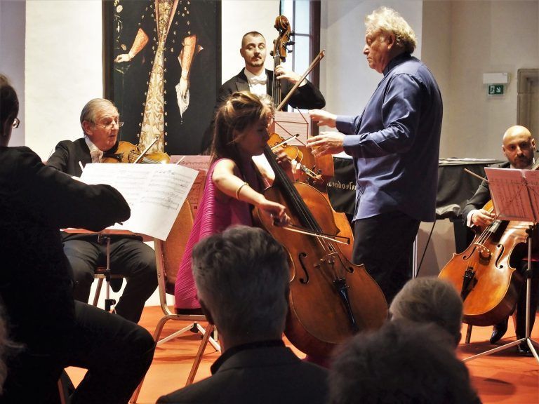 Die japanische Cellistin Jing Zhan mit dem Orchester.