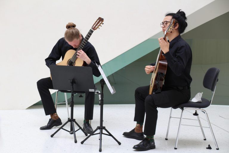 Emanuel Treutwein und Guo Zhi Tang ließen im Montforthaus Werke echter Gitarrenvirtuosen erklingen. <span class="copyright">Heilmann</span>