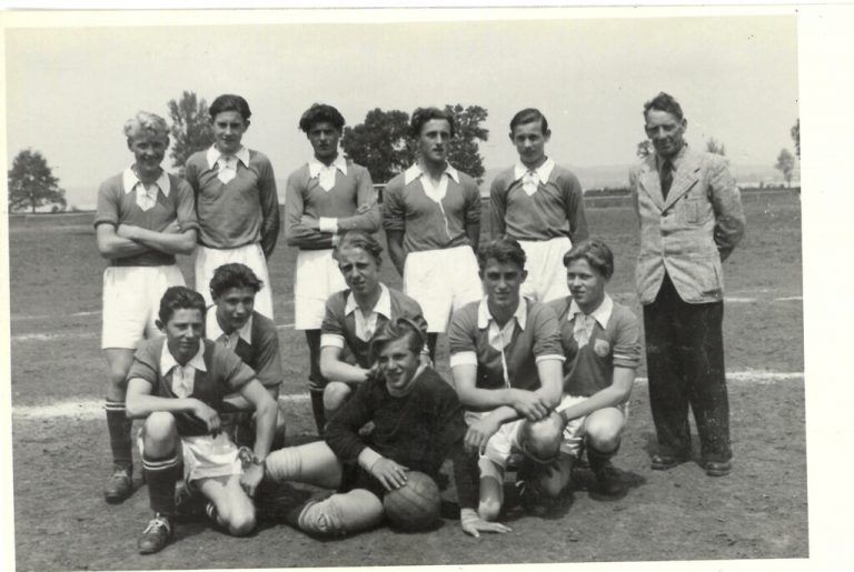 1951 SVL JUGEND: Unter Jugendleiter Hans Rigg sen. (rechts) erreichte die Jugendmannschaft des SV Lochau im Jahre 1951 die höchste Spielklasse.