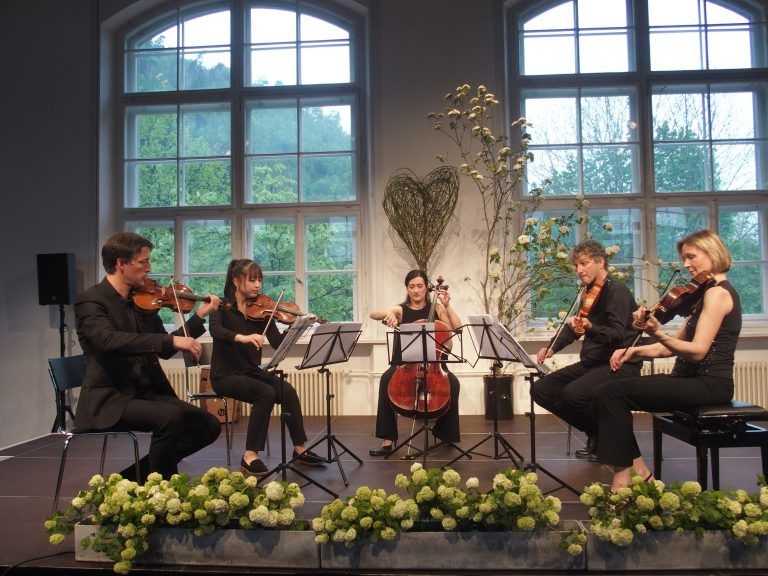 Pawel Zalejski, SongHa Choi, Kajana Packo, Klaus Christa und Danusha Waskiewicz im frühlinghaft geschmückten Pförtnerhaus in Feldkirch. ju