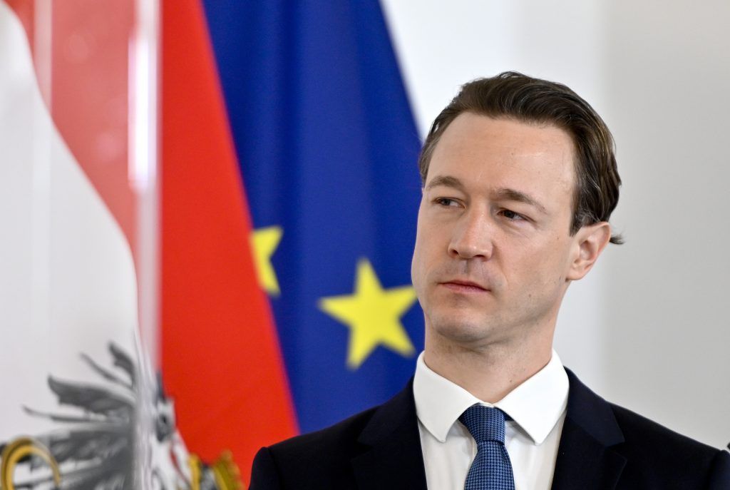 Van der Bellen ­beauftragt in Causa Blümel Gericht. »A2