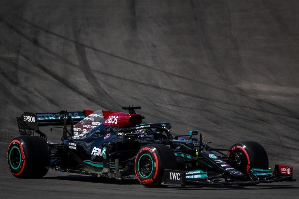 Mercedes-Duo in Portimao vor vom Winde verwehten Verstappen
