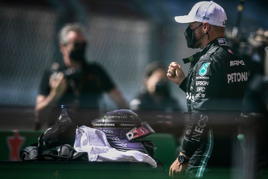 Mercedes-Duo in Portimao vor vom Winde verwehten Verstappen