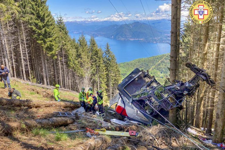 Die Gondel war auf dem Weg von Stresa zum Gipfel des Berges Mottarone unterwegs, als sie aus rund 20 Metern Höhe abstürzte. 13 Menschen starben noch an der Unfallstelle.  AP