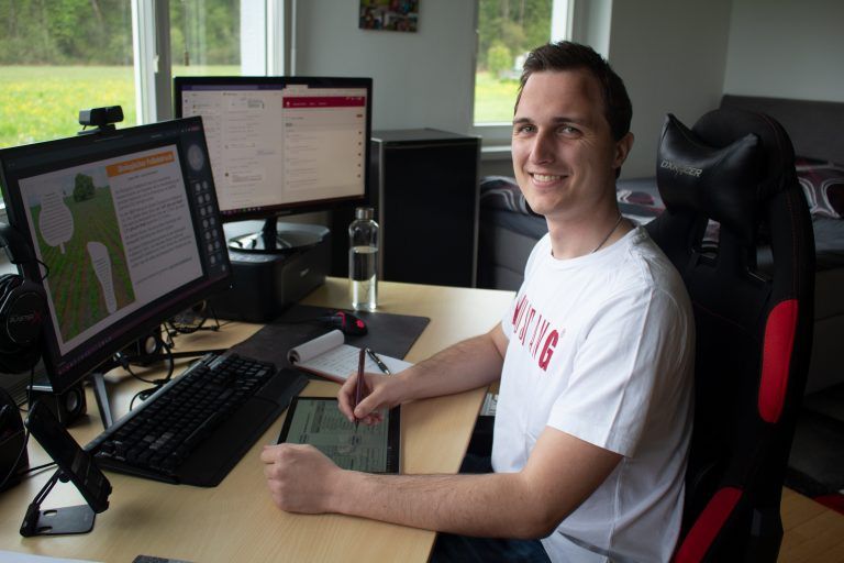 Armando Hödl hat sich zuhause sein eigenes Büro eingerichtet. Hödl