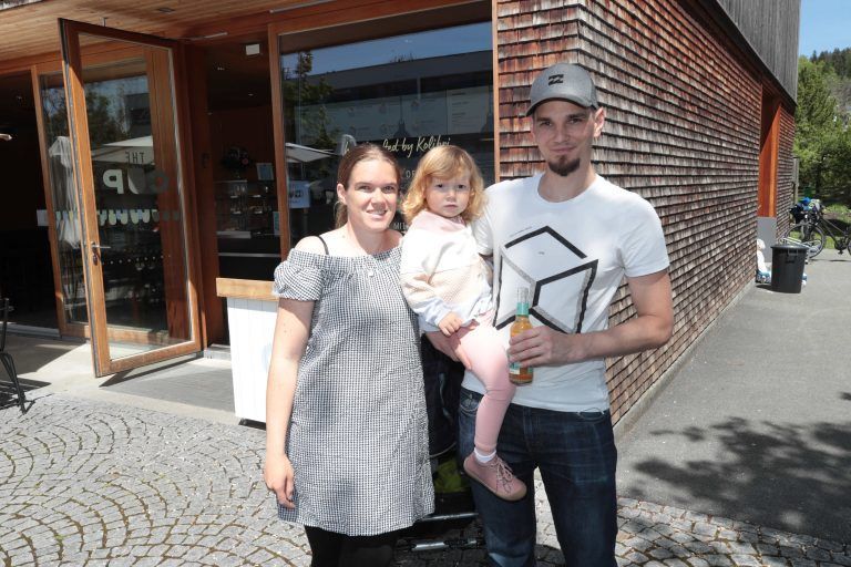 Nadine Ulmer und Martin Keckeis mit Nora.