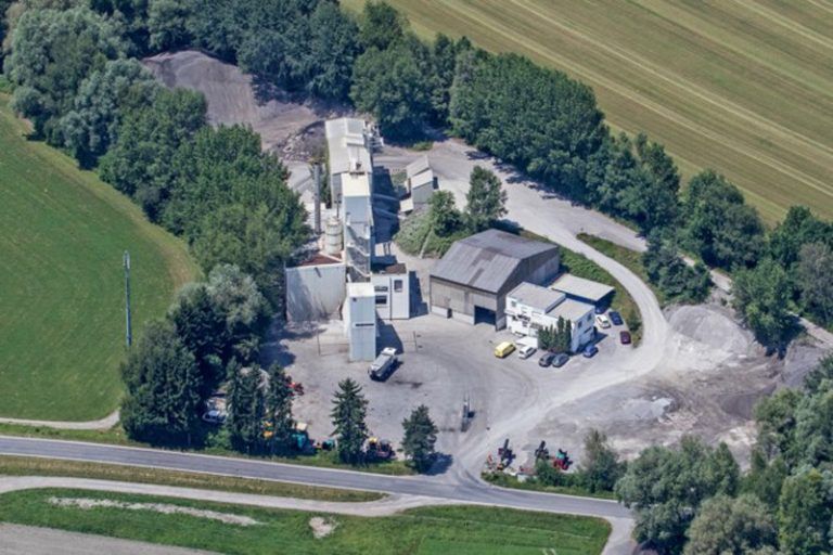 Die geplante neue Asphaltmischanlage soll deutlich klimafreundlicher sein als das derzeit noch in Betrieb befindliche Werk in Lustenau. Fa