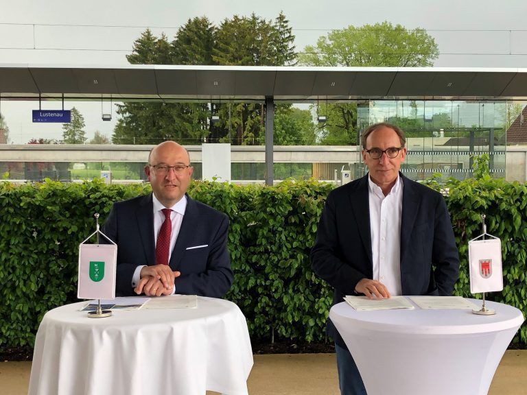 Der St. Galler Verkehrsreferent Beat Tinner mit dem Vorarlberger Mobilitätslandesrat Johannes Rauch: Kooperation für den grenzüberschreitenden ÖPNV. <span class="copyright">VN/Hämmerle</span>