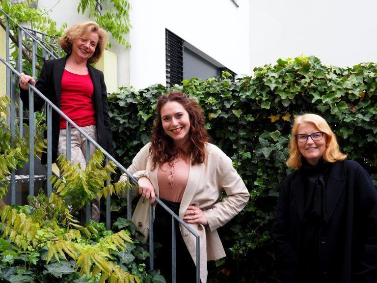 Die Gastgeberinnen Juristin Ursula Hillbrand, Juvenilia-Gründerin Danijela Racic und Landestheaterintendantin Stephanie Gräve. SIE