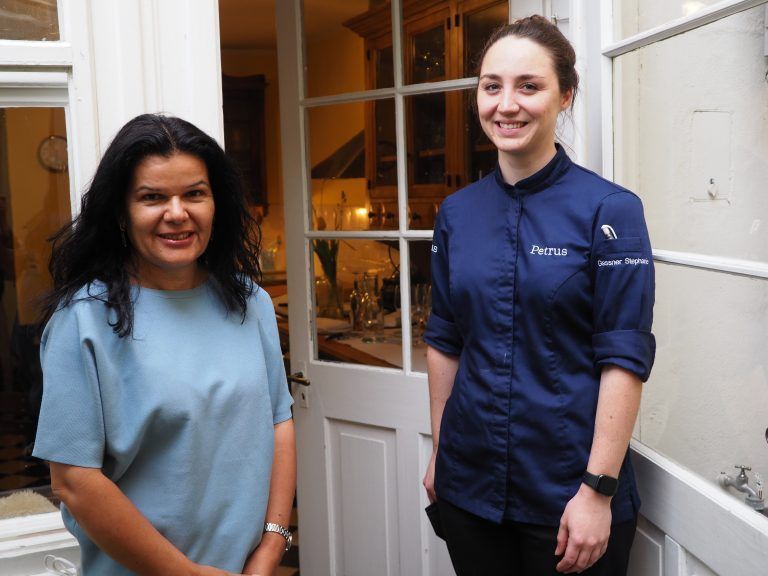Vizebürgermeisterin Sandra Schoch mit Stephanie Gassner (Petrus Brasserie).