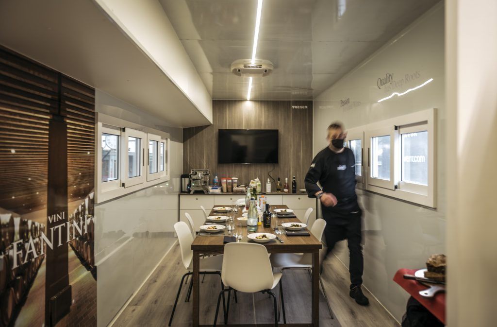 Matthias Brändle zwischen Radsattel und Foodtruck